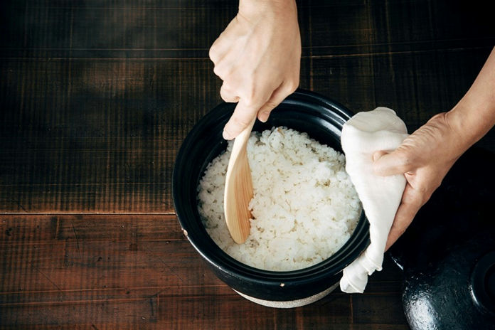 黒釉土鍋で炊かれたご飯