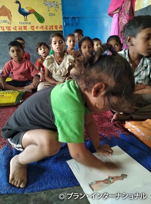 インドの子どもたちの教育風景の写真