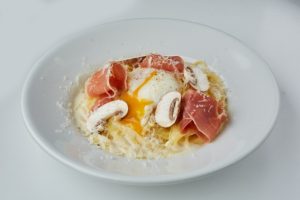 スペイン産ハモンセラーノと半熟卵のカルボナーラ