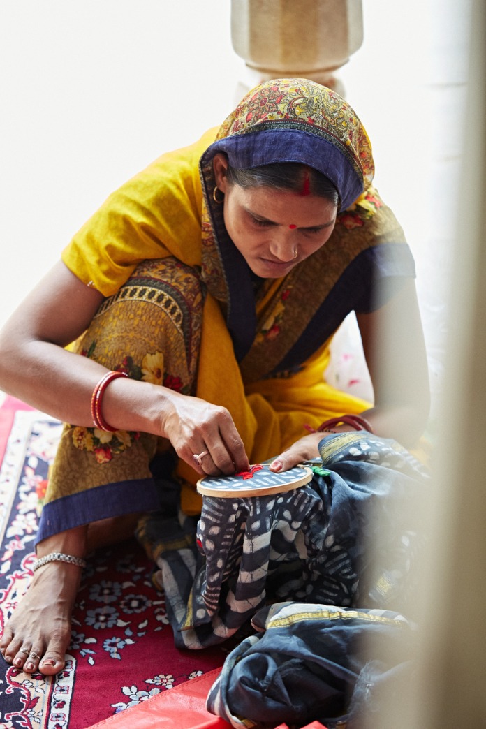 インドの女性の裁縫風景