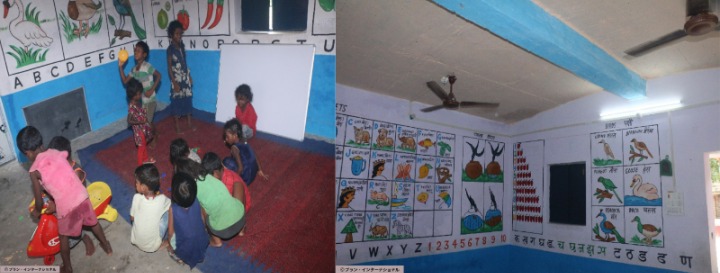 完成した幼稚園の教室内で遊ぶ子どもたち／カラフルなイラスト教材が描かれている壁