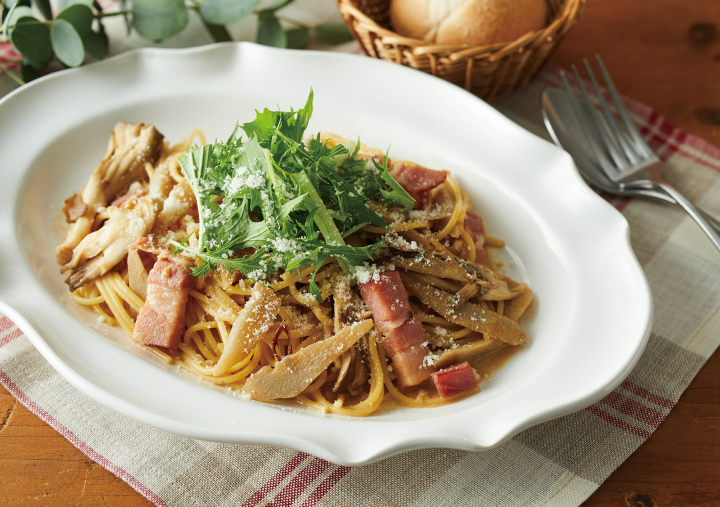 厚切りベーコンとごぼうの白ごま醤油ソースパスタ（パン付き）