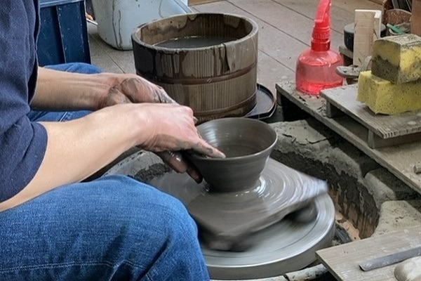 田土を陶土に使用し、稲藁で模様をつけた飯碗 1