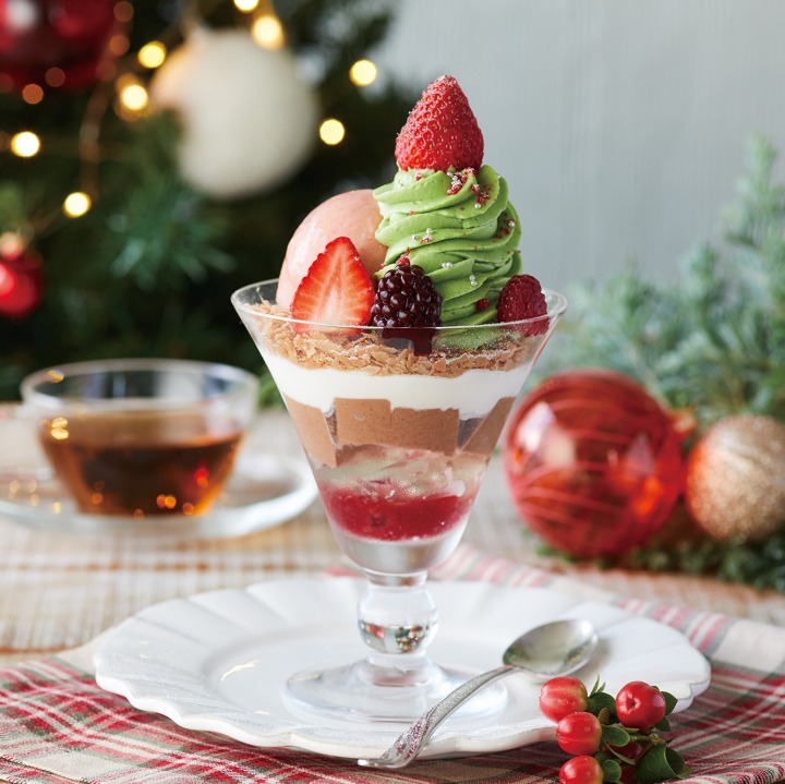 苺とピスタチオホイップのクリスマスツリーパフェ
