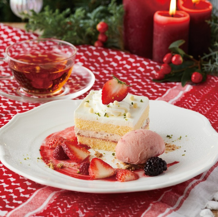 苺とアーモンドクランチのクリスマスケーキプレート