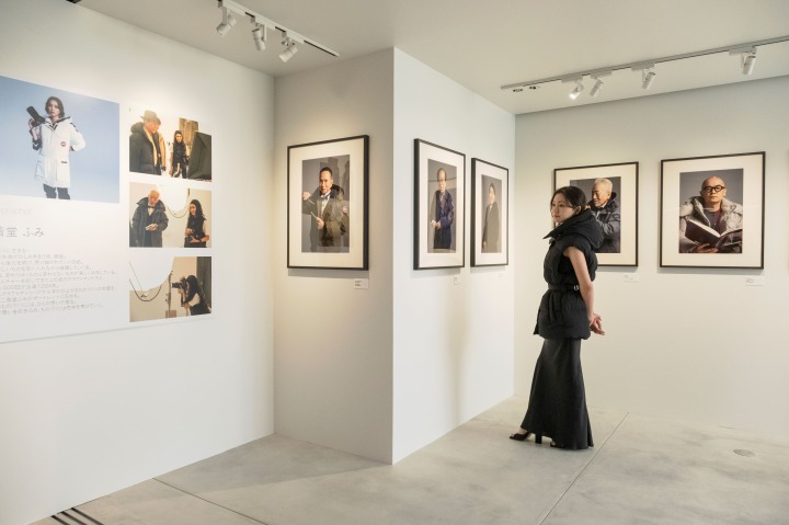 「FUMI NIKAIDO AND THE ART OF CRAFTSMANSHIP」を鑑賞中の二階堂ふみ