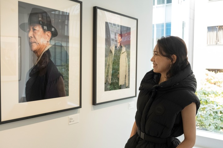 「FUMI NIKAIDO AND THE ART OF CRAFTSMANSHIP」を鑑賞中の二階堂ふみ