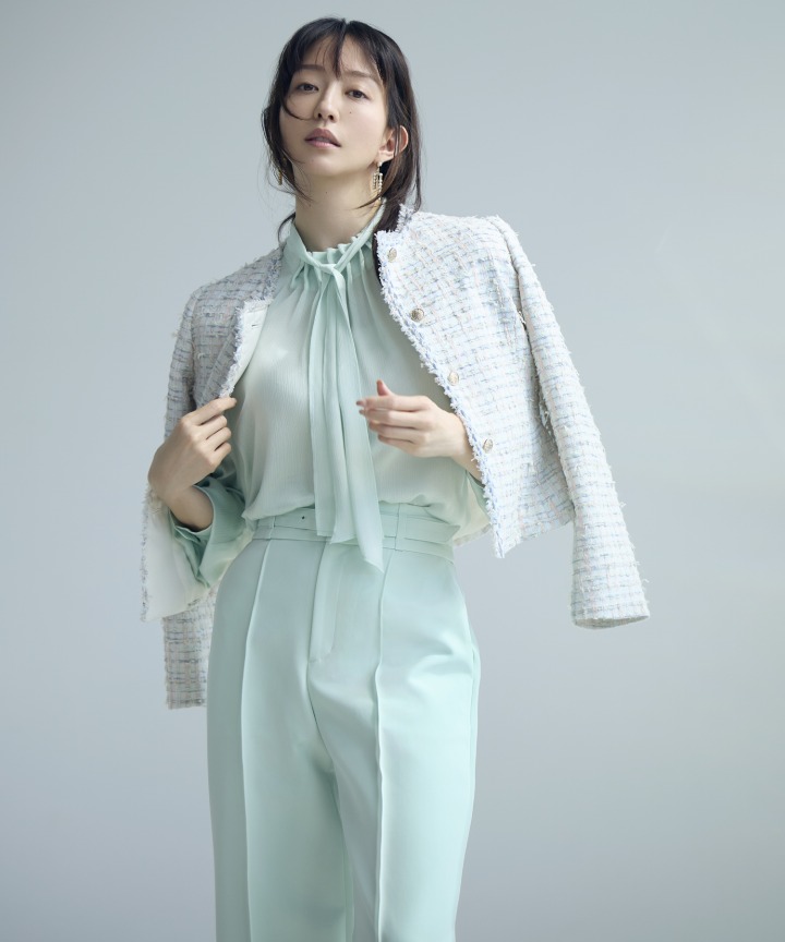 Jacket￥61,600　Blouse￥29,700　Pants￥35,200　
