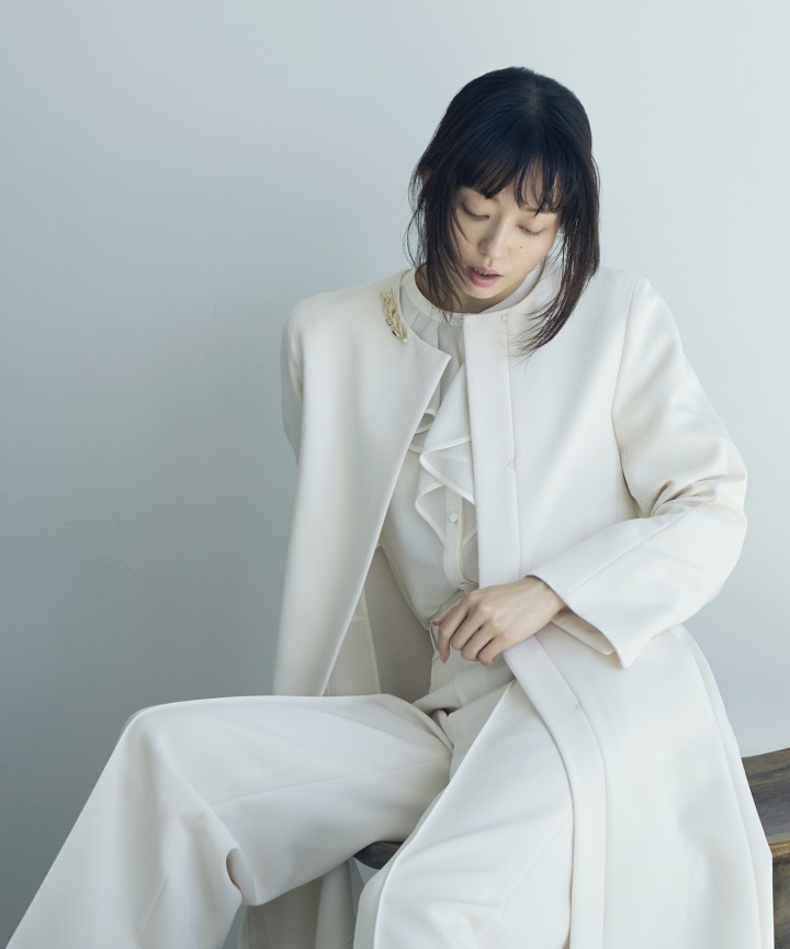 Coat￥72,600 Blouse￥29,700 Pants￥35,200