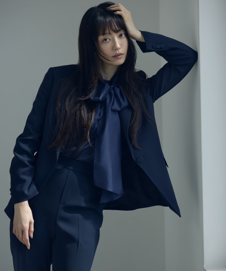 acket￥52,800 Blouse￥29,700 Pants￥31,900