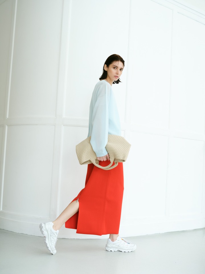 Pullover￥29,700　Skirt￥25,300　Necklace＜PHILIPPE AUDIBERT＞￥12,100　Necklace＜PHILIPPE AUDIBERT＞ ￥14,300　Bag＜NAGHEDI＞￥51,700　Shoes＜SALOMON＞ ￥28,600