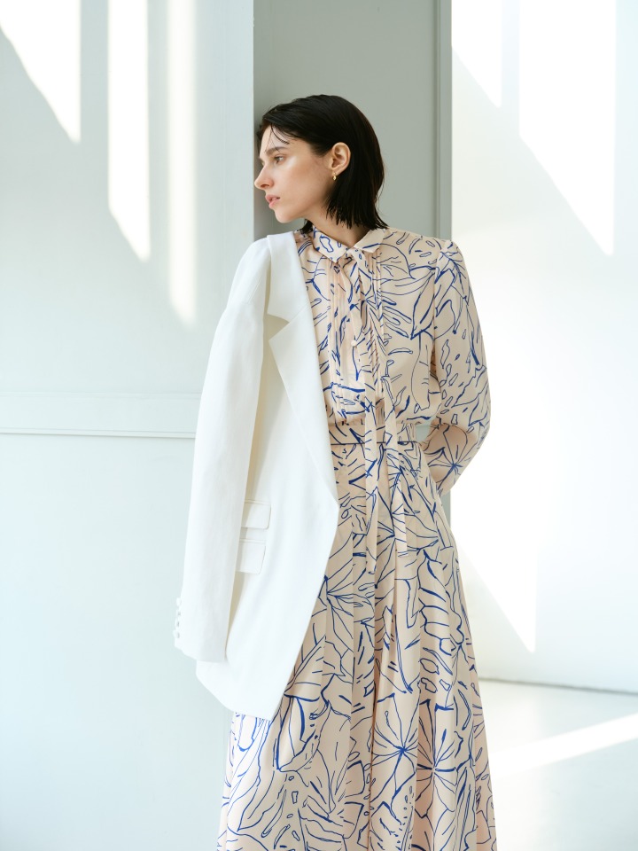 Jacket￥69,300　Blouse￥33,000　Skirt￥39,600　Earrings＜RAGBAG＞￥20,900　Shoes＜NEBULONI.E＞￥66,000