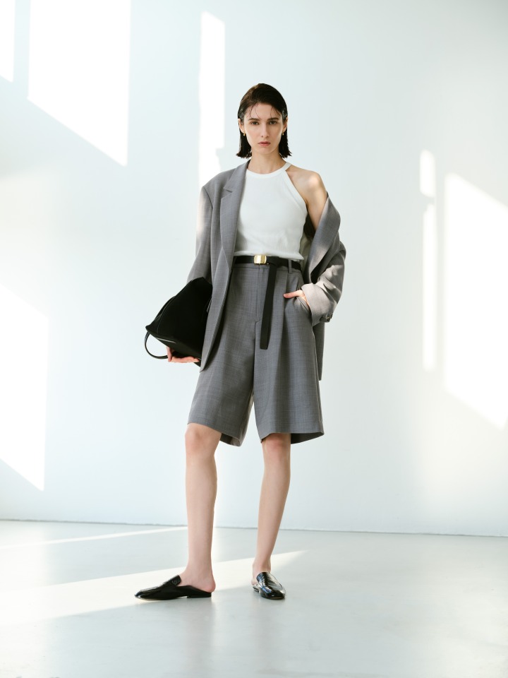 Jacket￥59,400　Pullover￥12,100　Pants￥29,700　Earrings＜RAGBAG＞￥20,900　Belt￥12,100　Bag＜MAESTOSO＞￥89,100　Shoes￥20,900