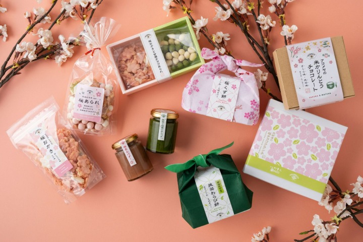 桜モチーフのお茶菓子