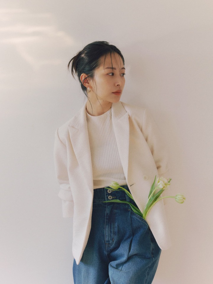 Slit Sleeve Tweed Jacket : ¥17,900 Lace Sleeve Rib Knit : ¥8,900 Hight Waist Tuck Wide Denim : ¥12,900