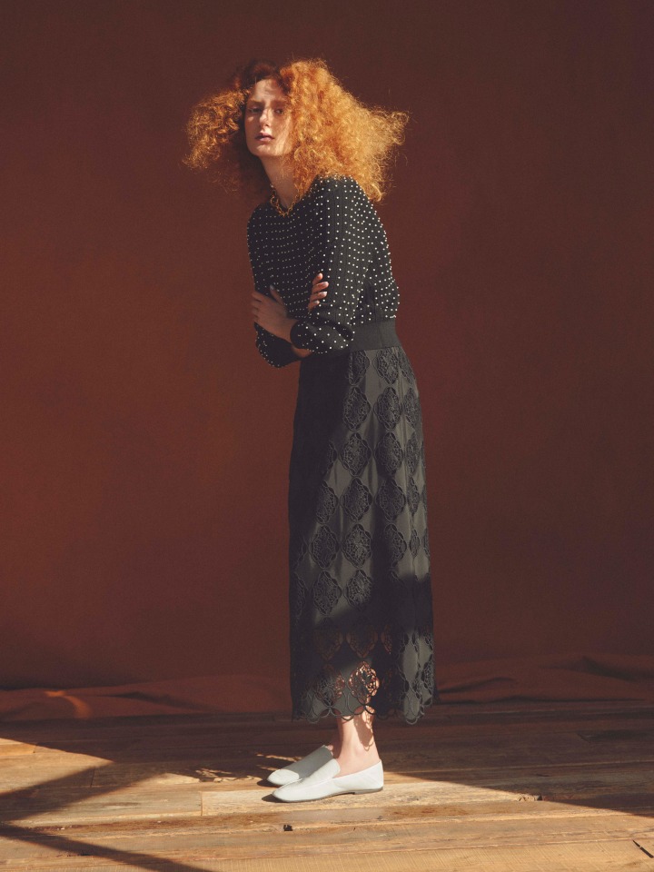 Pullover¥36,300 Skirt¥55,000 Necklace¥60,500(PERRINE TAVERNITI) Shoes¥20,900