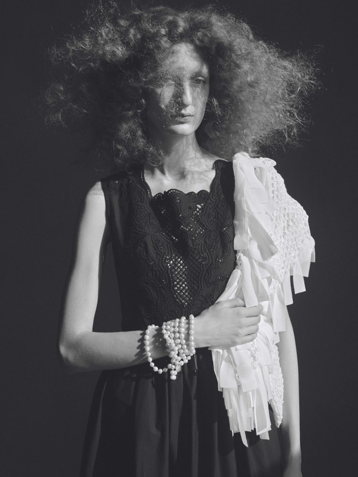 Dress¥79,200 Pullover¥33,000 Necklace (around the wrist)¥16,500