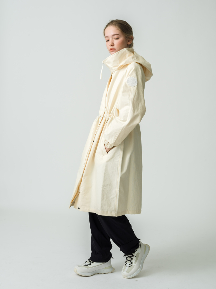 ウィメンズ着用：Ainsley Wind Coat