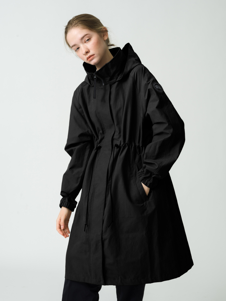 ウィメンズ着用：Ainsley Wind Coat Black Label