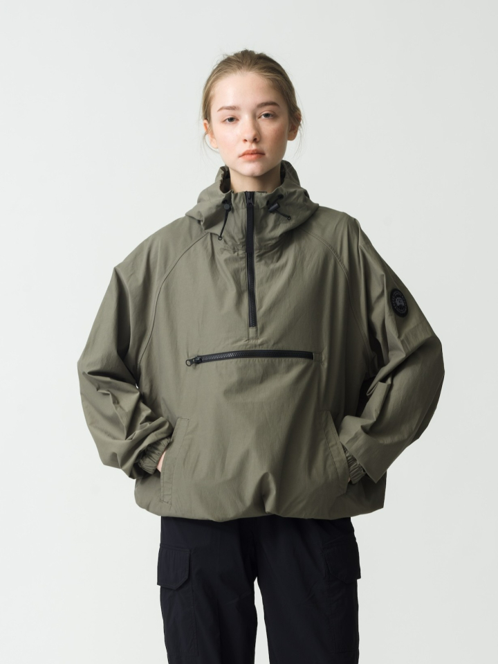 ウィメンズ着用：Haynes Half Zip Pullover Black Label