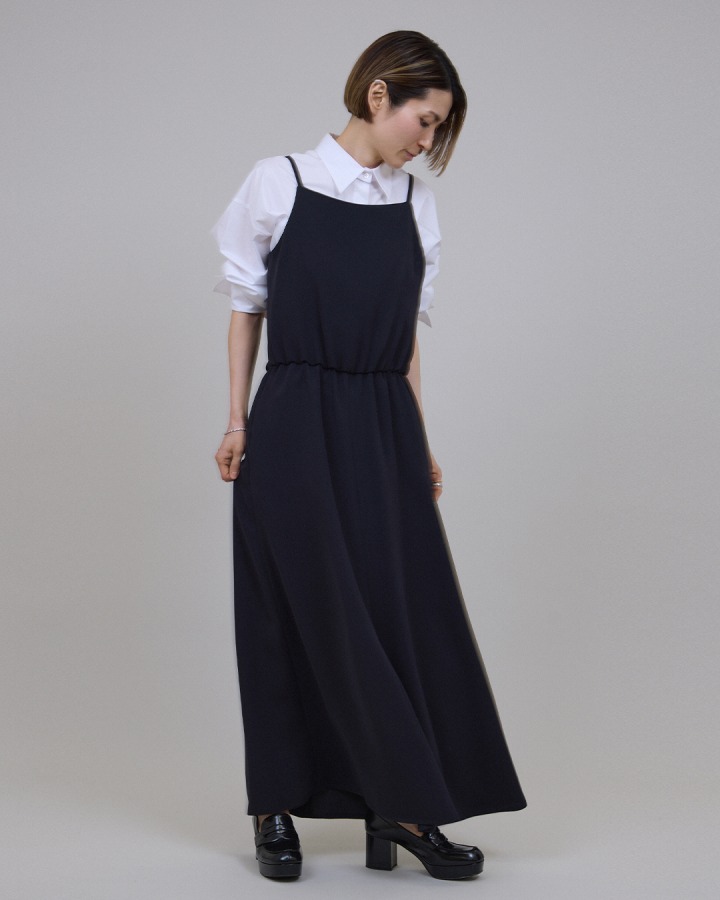 Dress ￥59,400／ Shirts ￥49,500／ その他 スタイリスト私物