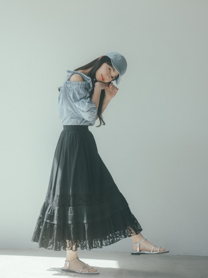 2Way Shoulder Ribbon Blouse : ¥8,800Lace Tiered Skirt : ¥13,500Shiny Gathered Band Cap : ¥5,700