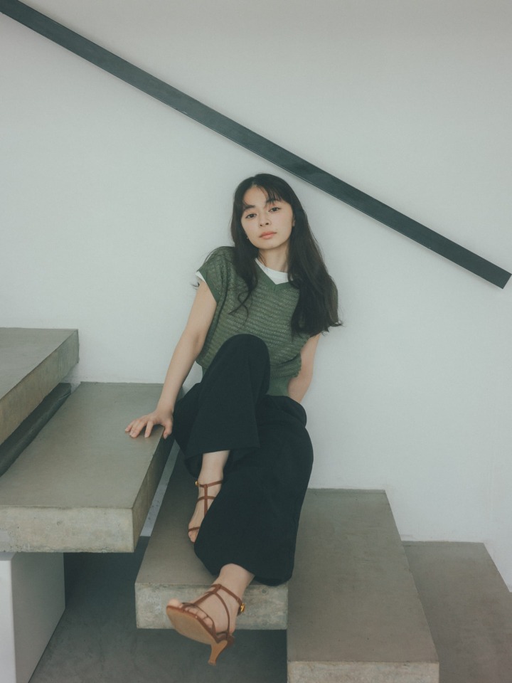 Nuance Border 2Way Knit : ¥8,800Shiny Embroidered Logo T-Shirt : ¥7,700Drawstring Linen-like Wide Pants : ¥11,000