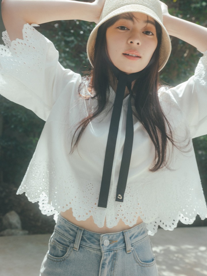 Scallop Embroidery Blouse : ¥13,750KUROKI DENIM Flare Wide : ¥13,900Raffia-like Bucket Hat : ¥6,600