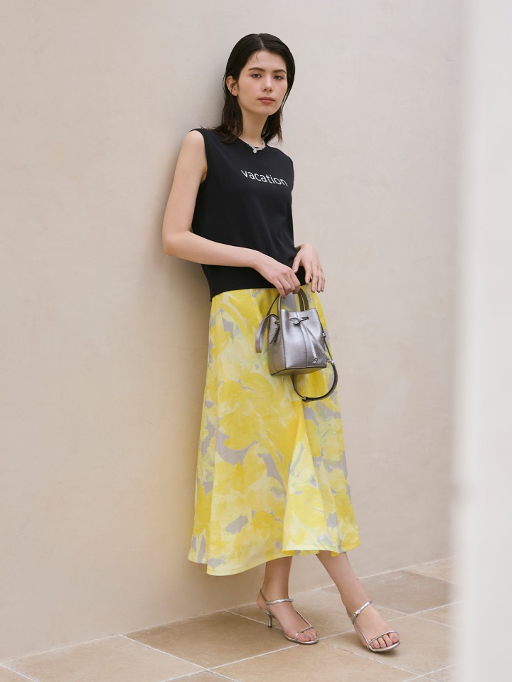Styling06　レモンイエローの大ぶりな花柄プリントが特徴のリネンスカート