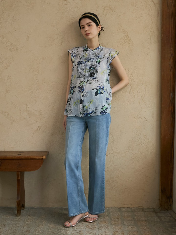 Styling07　デザイン性高いフロントフリルのブーケプリントブラウス