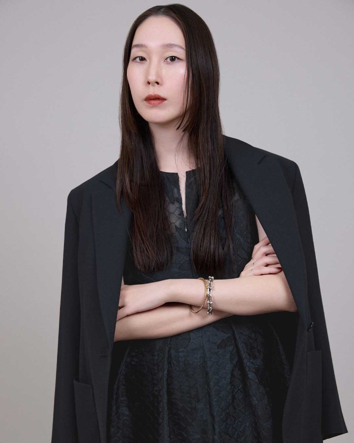 Jacket ￥97,900／ Dress ￥165,000／ Pants ￥44,000／ その他 スタイリスト私物