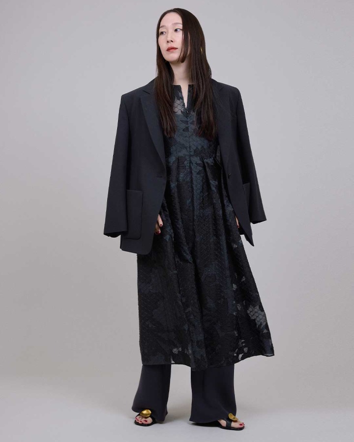 Jacket ￥97,900／ Dress ￥165,000／ Pants ￥44,000／ その他 スタイリスト私物