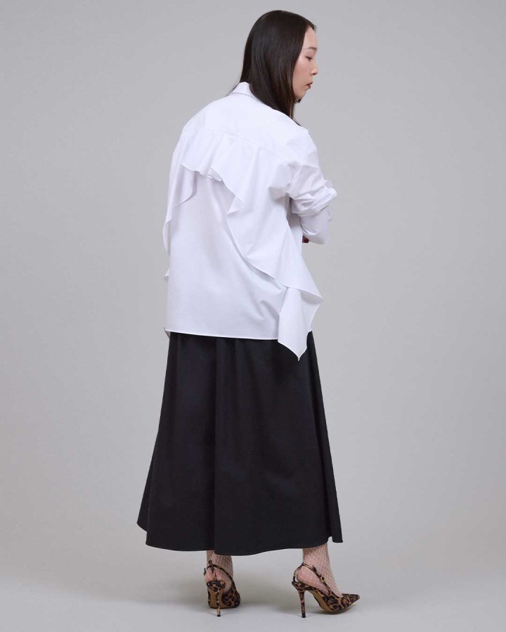 Blouse ￥52,800／ Pants ￥37,400／ その他 スタイリスト私物