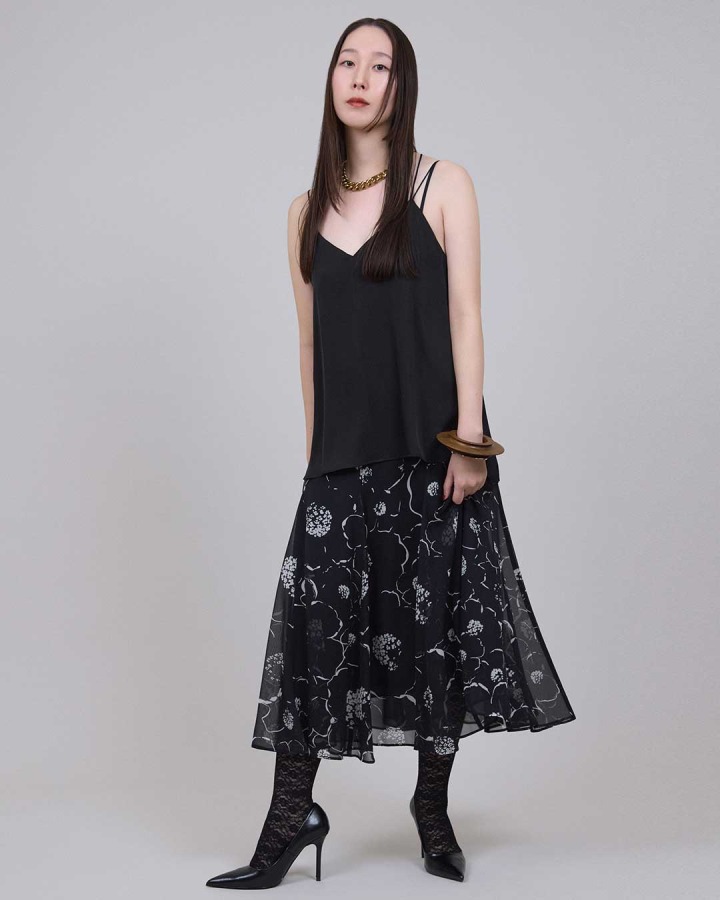 Camisole ￥35,200／ Skirt ￥107,800／ その他 スタイリスト私物