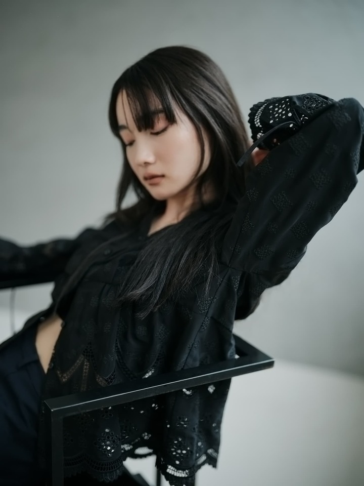 Embroidered Ribbon Sleeve Blouse、Narrow Belt Pocket Design Skirt