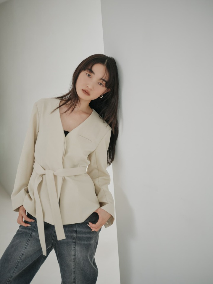 Belted Collarless Jacket、Embroidered Curved Denim