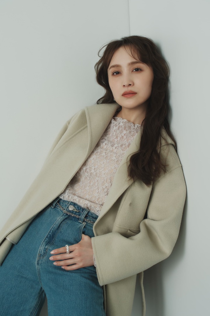 Wool Reversible Mid Length Coat : ¥33,000Stretch Lace Cut and Sewn Top : ¥8,800KUROKI DENIM Semi Wide Straight : ¥13,900