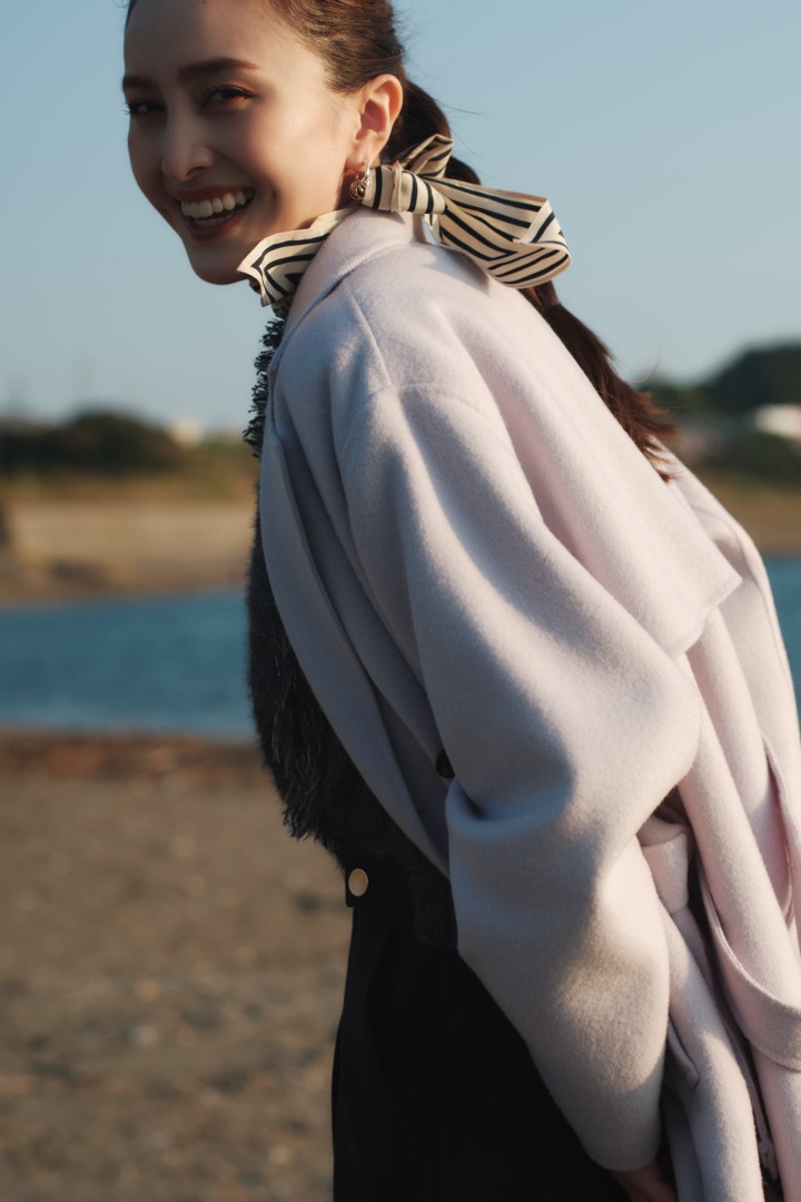 Wool Double Face Trench Coat : ¥40,700Glitter Mix Fringe Vest : ¥12,100Waist Button Marine Pants : ¥12,100