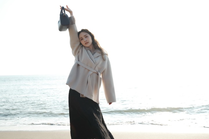 Wool Reversible Mid Length Coat : ¥33,000Double Face Feather Zip Blouson : ¥16,500Cut Jacquard Mermaid Skirt : ¥13,200