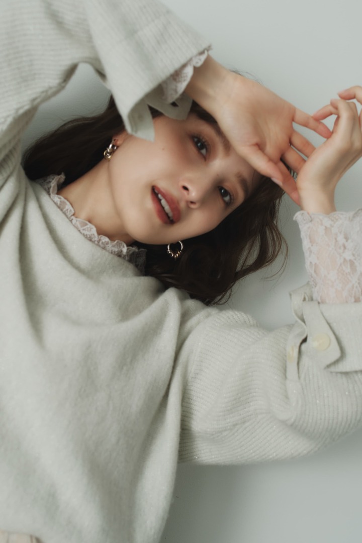 Wool Short Button Sleeve Knit : ¥13,750Stretch Lace Cut and Sewn Top : ¥8,800Powdery Velour I Line Skirt : ¥11,000