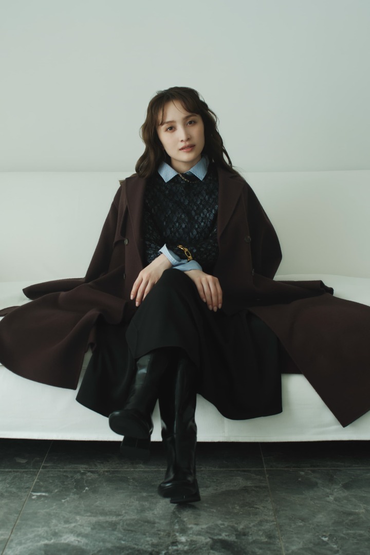 Wool Double Face Trench Coat : ¥40,700Stretch Lace Cut and Sewn Top : ¥8,800Asymmetric Line Satin Flared Skirt : ¥12,10010/29 (wed) debut