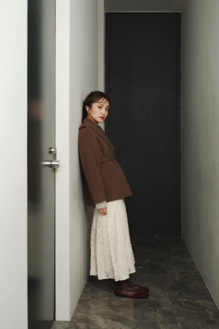 Wool Reversible Mid Length Coat : ¥33,000Fox Angora 2Way Neck Knit : ¥13,000Cut Jacquard Mermaid Skirt : ¥13,200