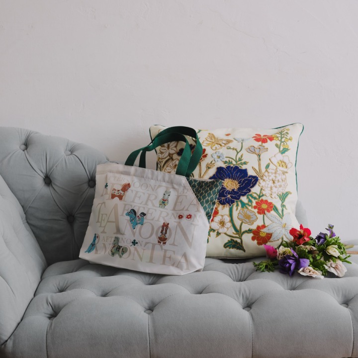 ロゴバッグS \2,970、クッションカバー \5,500