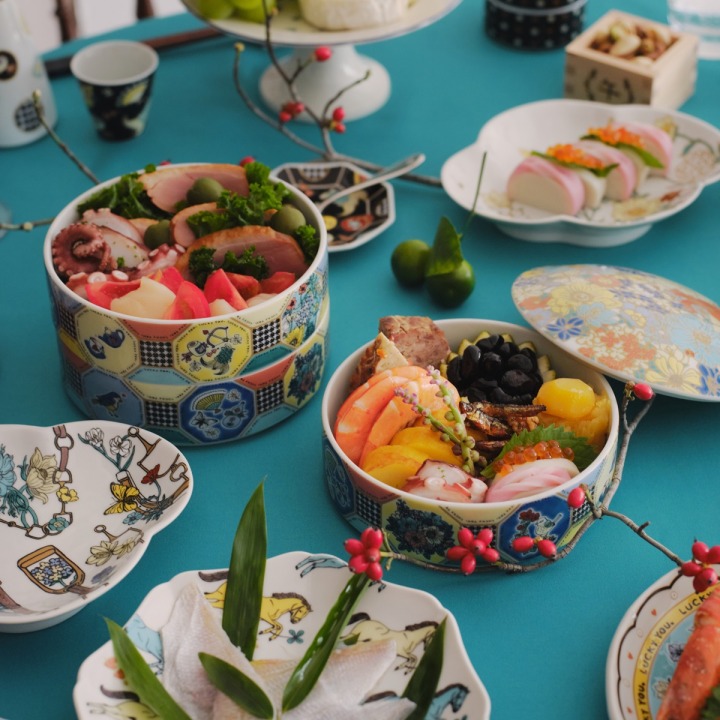 三段重九谷焼 \19,800※一部店舗・公式オンラインストア限定、中鉢九谷焼 各\4,840、中皿九谷焼 \4,840、豆皿九谷焼 \1,650、五勺枡 \990、酒杯九谷焼 \1,650