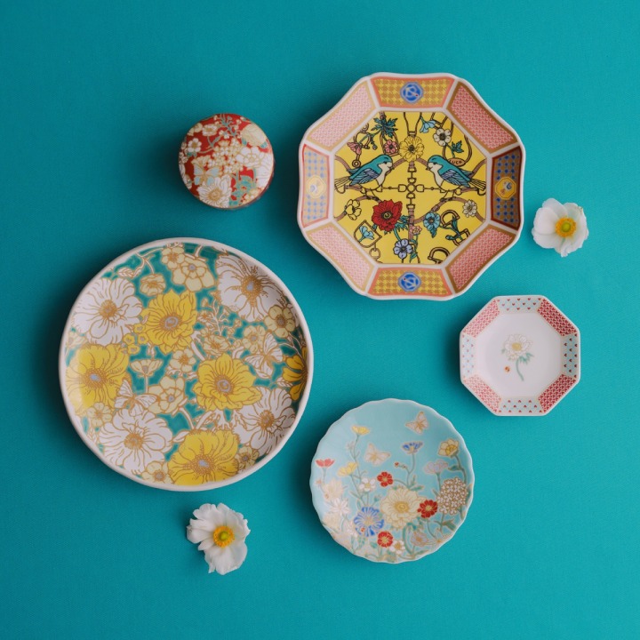 大皿九谷焼 \5,940、珍味入れ九谷焼 \3,300※一部店舗・公式オンラインストア限定、小皿九谷焼 \2,200、中皿九谷焼 \4,840、豆皿九谷焼 \1,650