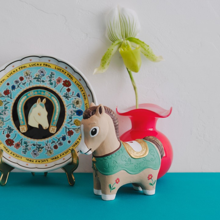 大皿九谷焼 \5,940、招き猫(午) \7,150※公式オンラインストア限定