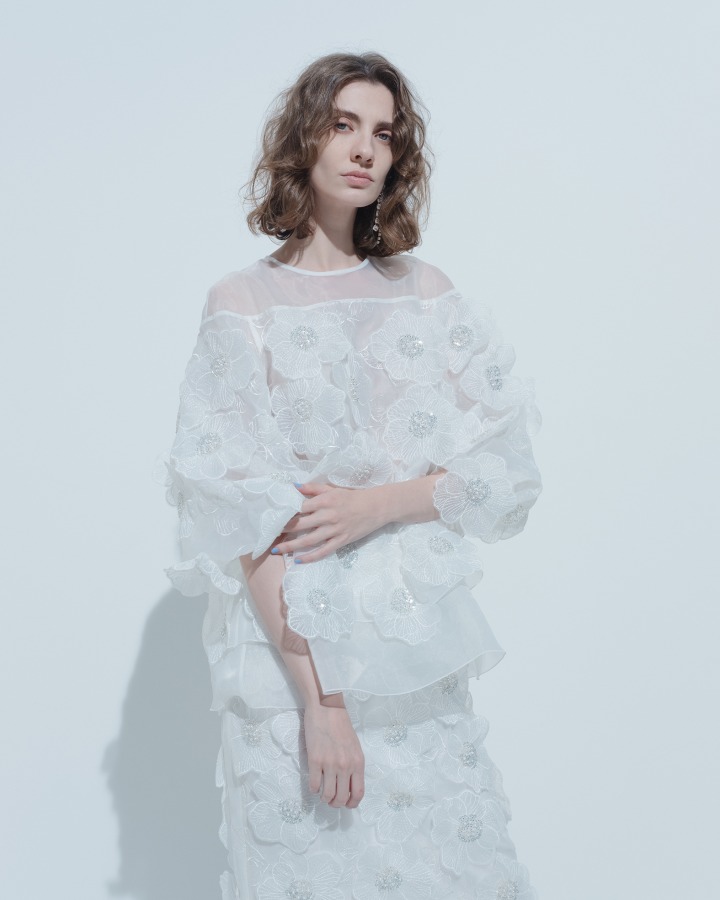 Blouse ¥55,000 / Skirt ¥49,500