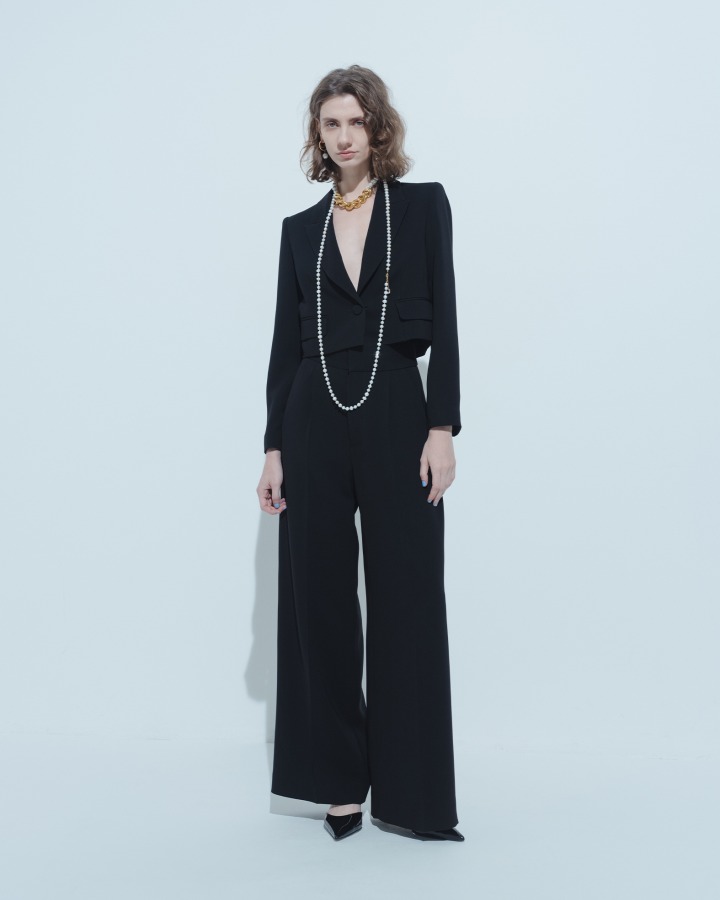 Jacket ¥55,000 / Pants ¥33,000