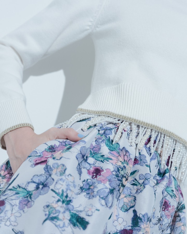 Pullover ¥39,600 / Skirt ¥143,000