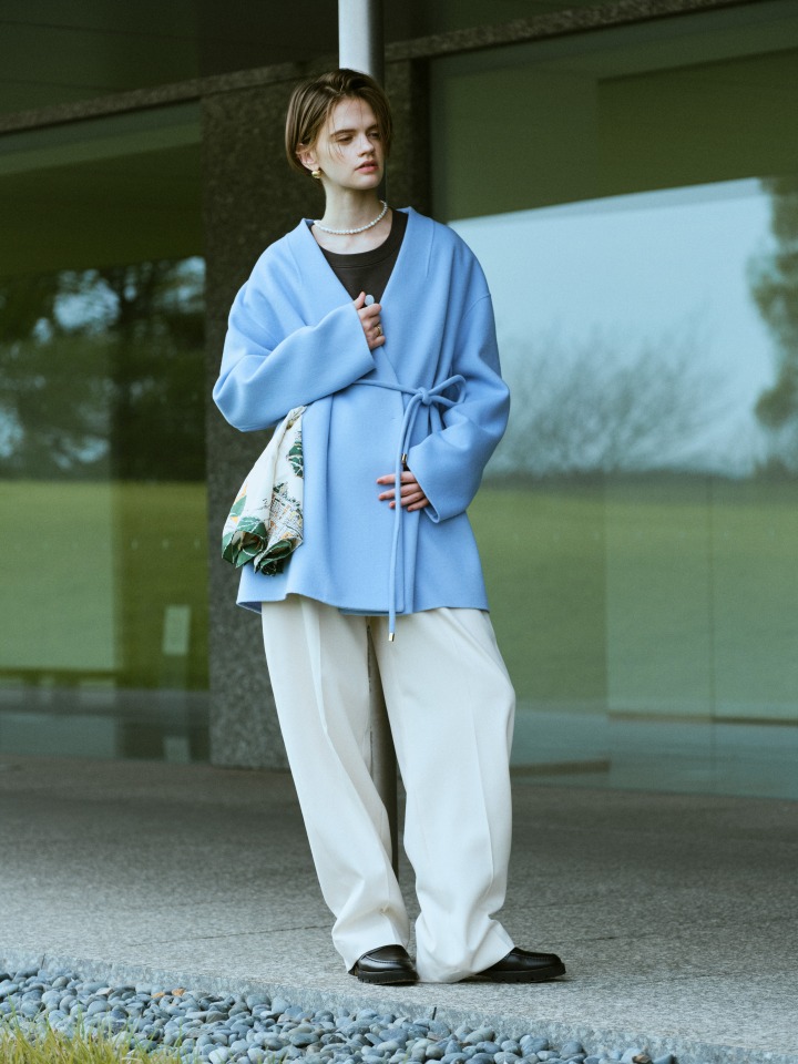 Coat \64,900 / Pullover ¥15,400 / Pants ¥35,200 / Scarf ¥16,500 (manipuri) / Shoes ¥27,500